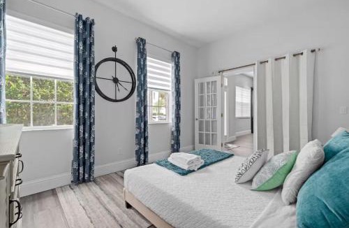Lake Berkley House | Vacation Home in Orlando Florida Close to Disney