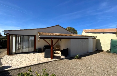 Vendres Villa | Vacation home in private residence with swimming pool 800m from the beach