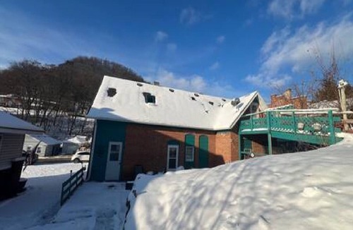Marshland Apartment | Vacation home in Fountain City, steps from Mississippi River