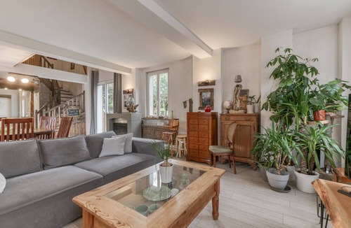 Theys House | Vacation Home "Jacuzzi-Sauna Station 7 Laux" with Private Terrace, Shared Garden & Wi-Fi