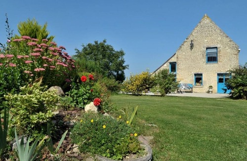 Saint-Wambert-des-Trois-Vallees House | Vacation Home "Le Bout Du Pré" with Shared Heated Pool, Private Terrace & Wi-Fi