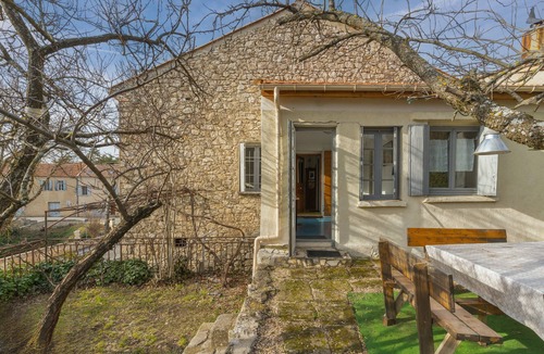 Reillanne House | Vacation Home "Les Marronniers Du Luberon" with Private Terrace, Private Garden & Wi-Fi