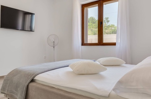Novigrad House | Vacation home Lorena by Interhome