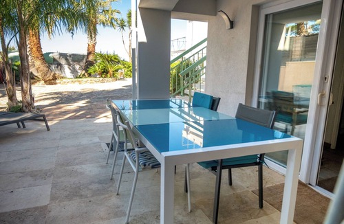 Giens House | Vacation home right on the water, ideal for families and water sports enthusiasts.