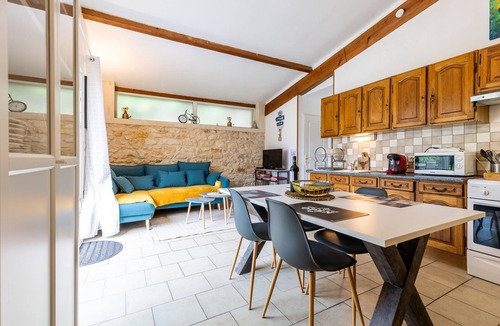 Lesparre-Medoc House | Vacation Home "Senguinous 2" with Shared Pool, Private Terrace & Wi-Fi