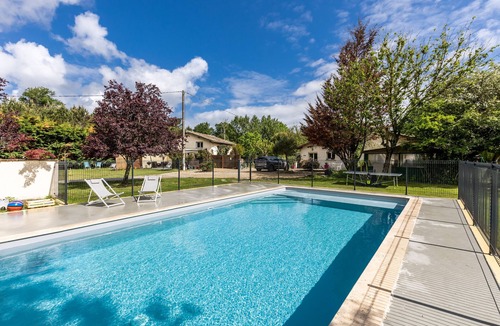 Lesparre-Medoc House | Vacation Home "Senguinous 2" with Shared Pool, Private Terrace & Wi-Fi