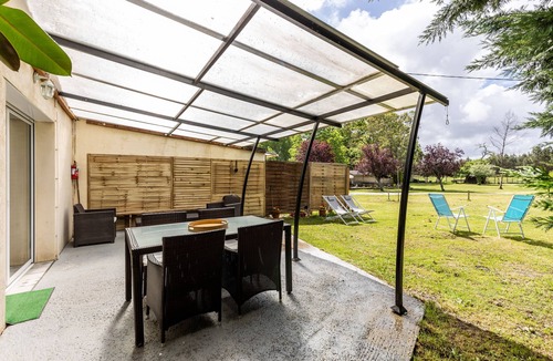 Lesparre-Medoc House | Vacation Home "Senguinous 2" with Shared Pool, Private Terrace & Wi-Fi