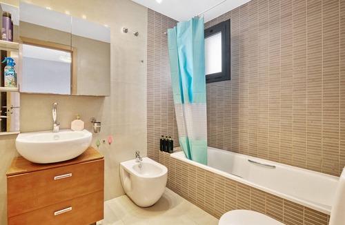 L'Alcora House | Vacation Home "Villa Del Lago" with Lake View, 2 Private Terraces & Wi-Fi