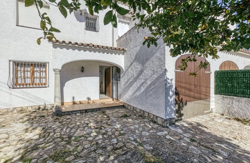 L'Escala House | Vacation Home "Villa La Flor" with Shared Pool & Wi-Fi