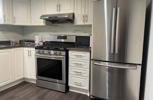 Etobicoke House | Vacation house Entire floor LUX Subway Airport