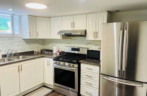 Etobicoke House | Vacation house Entire floor LUX Subway Airport