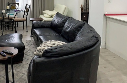 Etobicoke House | Vacation house Entire floor/subway/kids yard