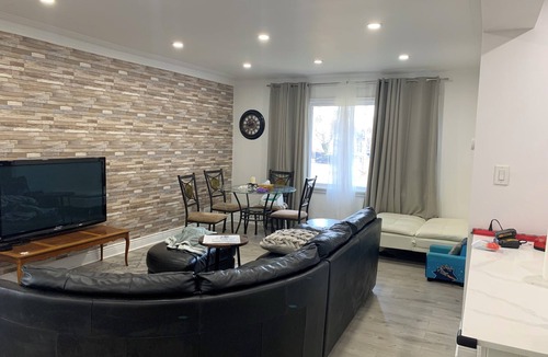 Etobicoke House | Vacation house Entire floor/subway/kids yard
