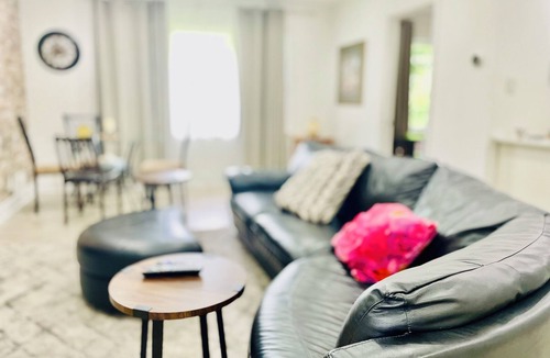 Etobicoke House | Vacation house Entire floor/subway/kids yard