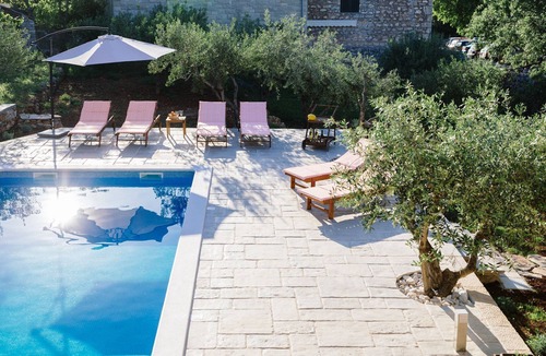 Supetar House | Vacation house Šumica with heated pool, air-conditioned!