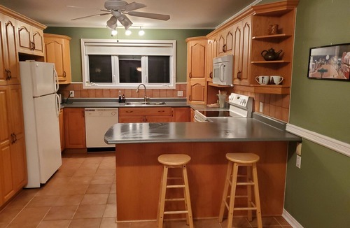 Plantagenet House | VACATION in 🇨🇦 CANADA 🇨🇦: Pet Friendly All-Season Getaway by the Ottawa River