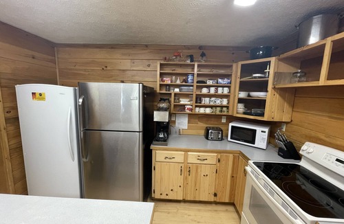 Indian River Cabin | Vacation Lodge for Big Groups: 8BR/8BTH, Sleeps 36, Pool Table, Vball, Fire Pit