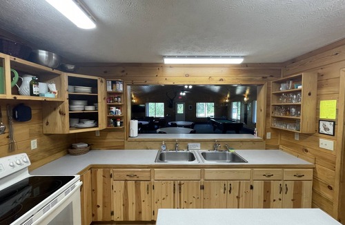 Indian River Cabin | Vacation Lodge for Big Groups: 8BR/8BTH, Sleeps 36, Pool Table, Vball, Fire Pit