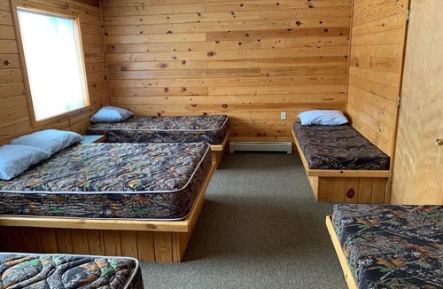 Indian River Cabin | Vacation Lodge for Big Groups: 8BR/8BTH, Sleeps 36, Pool Table, Vball, Fire Pit