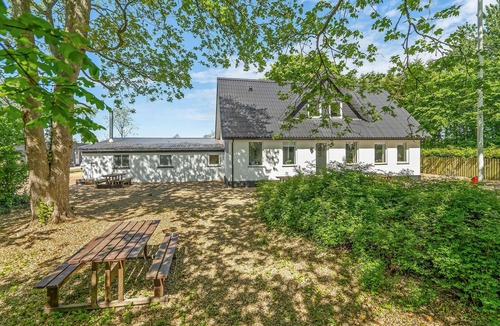 Billund Apartment | Vacation rooms in a shared house with a large garden and play facilities.
