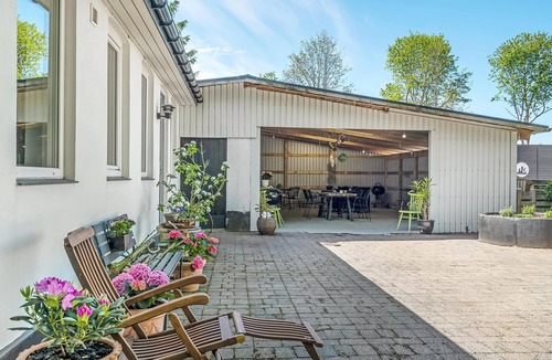 Billund Apartment | Vacation rooms in a shared house with a large garden and play facilities.