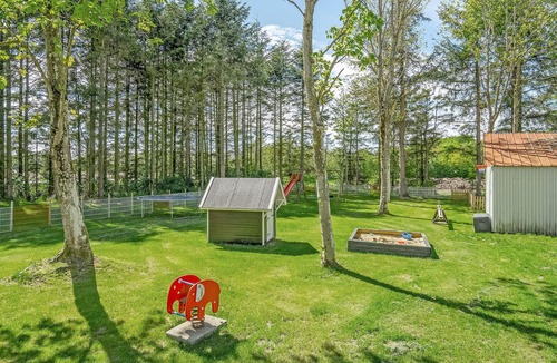 Billund Apartment | Vacation rooms in a shared house with a large garden and play facilities.