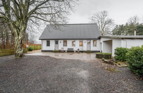 Billund Apartment | Vacation rooms in a shared house with a large garden and play facilities.