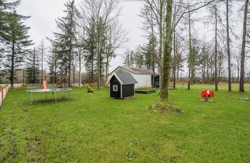 Billund Apartment | Vacation rooms in a shared house with a large garden and play facilities.