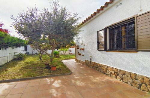 L'Escala Villa | VACAY L’Escala Villa Emily Terrace Riells Beach