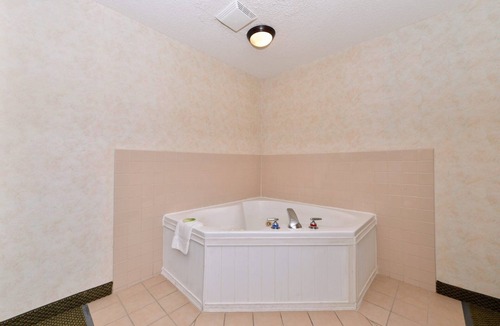 Green Valley Hotel | Vagabond Inn Executive - Green Valley