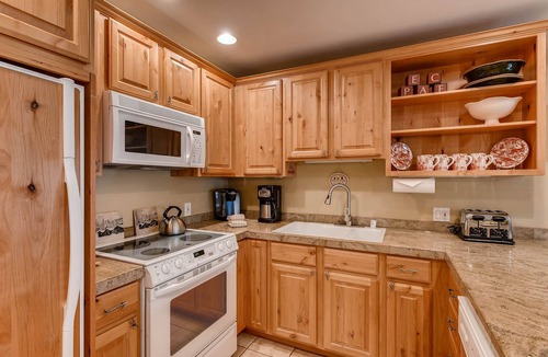 Vail Condo | Vail Mtn Views, Pool, Hot Tub - Great Mountain feel and beautiful Kitchen.