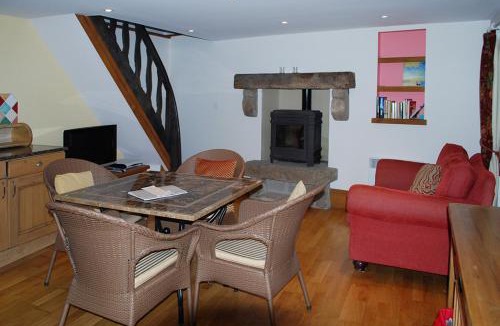 Lehon House | Val Rive - Rose Cottage
