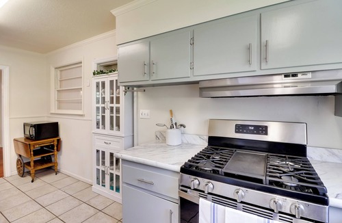 Valdosta House | Valdosta Home: Bar, BBQ, Fire Pit + More!