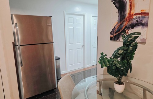 Chinatown Apartment | Vale/King Bed/Elevator/Balcony/Ensuite