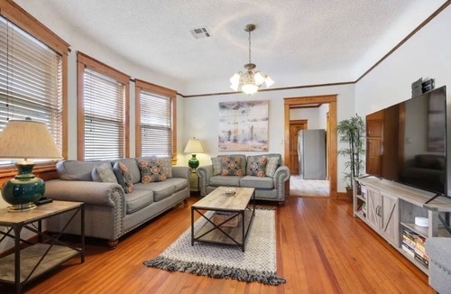 Freret House | Valence Villa ★ Large Vibrant Freret Home★
