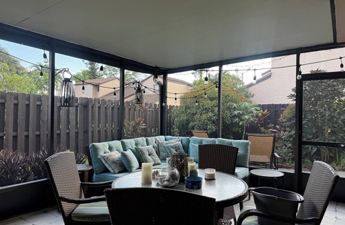 Villas House | Valerie’s Villa - free WiFi - 3 tv’s - 15 mins to beach - 30 second walk to pool