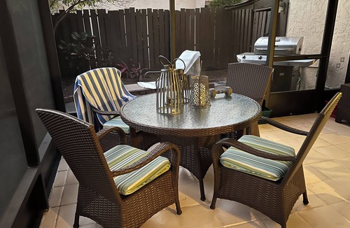 Villas House | Valerie’s Villa - free WiFi - 3 tv’s - 15 mins to beach - 30 second walk to pool