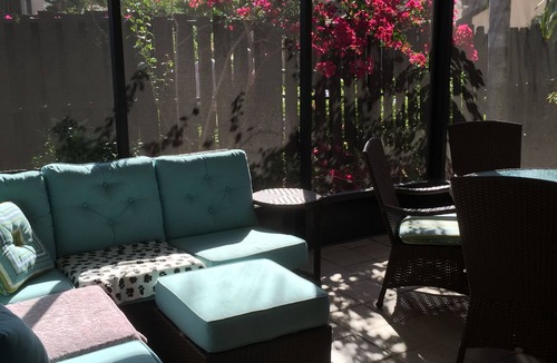 Villas House | Valerie’s Villa - free WiFi - 3 tv’s - 15 mins to beach - 30 second walk to pool