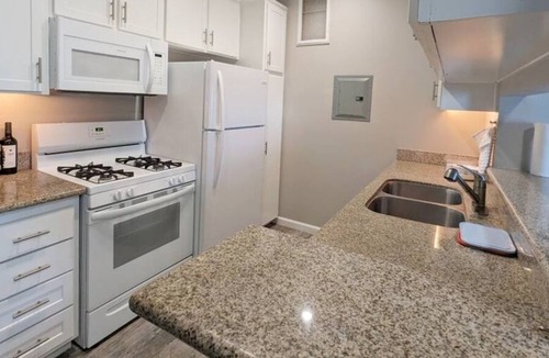 Reseda Apartment | Valerio · Cozy 1B/1B: Centrally Located