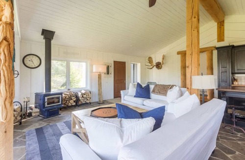Grey Highlands House | Valley Haven Cottage: Secluded w Hot Tub, Fire Pit
