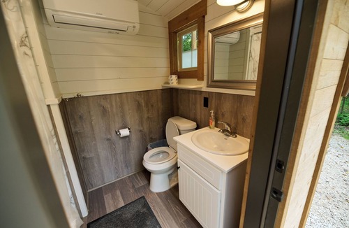 Cuyahoga Falls RV Rental | Valley Overlook, Peninsula, Ohio - Glamping Tent