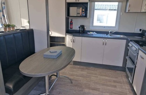 Dymchurch House | Valley side - 3 bedrooms sleeps 8