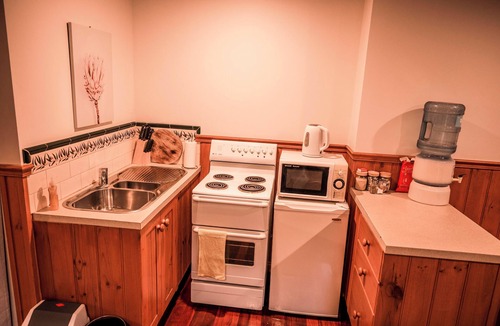 Bellbrae Apartment | Valley View 1BR Studio cottage (No pets allowed)