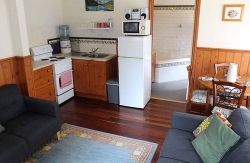 Bellbrae Cottage | Valley View 2BR cottage (No Pets Allowed)