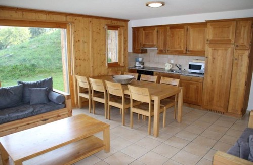 Veysonnaz Apartment | Valley-view apartment in Veysonnaz