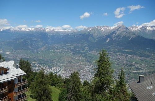 Veysonnaz Apartment | Valley-view apartment in Veysonnaz