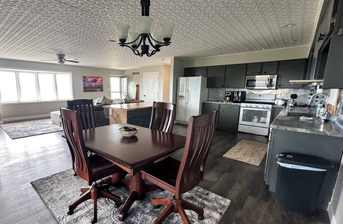 Manhattan House | Valley View Hideaway - Charming 2-bedroom house
