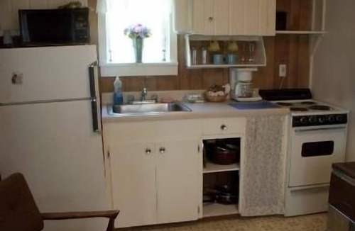 Adelma Beach Cottage | Valley View Motel