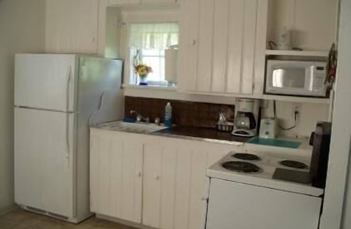 Adelma Beach Cottage | Valley View Motel