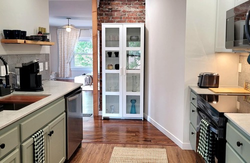 Cliff - Cannon Apartment | Valley View Urban Nest with a Deck